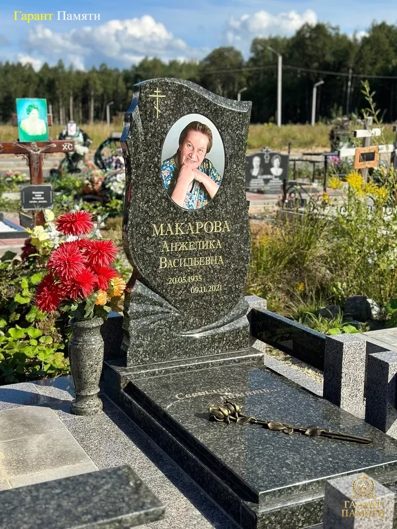 Памятник из цветного гранита 9